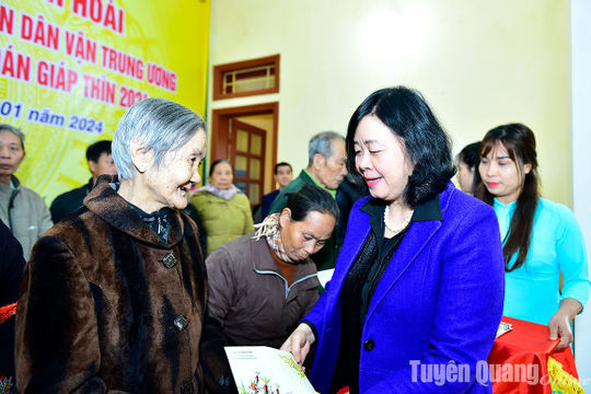 Trưởng Ban Dân vận Trung ương trao quà Tết tại Tuyên Quang Trưởng Ban Dân vận Trung ương trao quà Tết tại Tuyên Quang