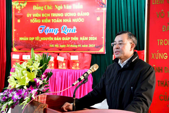 Thăm, tặng quà gia đình chính sách, công nhân có hoàn cảnh khó khăn tại Hưng Yên