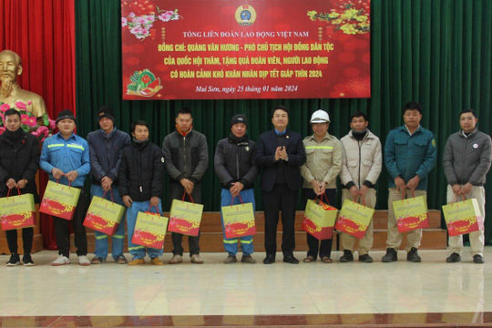Trao 100 suất quà cho đoàn viên, người lao động tại Sơn La Trao 100 suất quà cho đoàn viên, người lao động tại Sơn La
