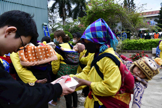 Đưa Xuân ấm đến mảnh đất địa đầu Tổ quốc Đưa Xuân ấm đến mảnh đất địa đầu Tổ quốc