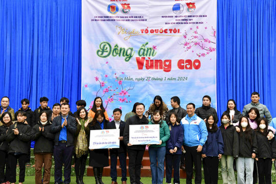 Thêm tấm áo ấm nâng bước học sinh vùng cao đến trường