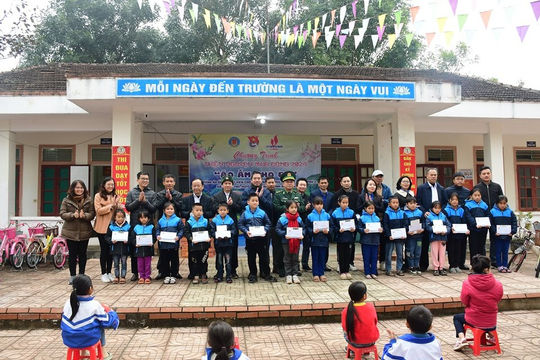 Chi Đoàn Kiểm toán nhà nước khu vực 1 tổ chức chương trình “Áo ấm cho em”