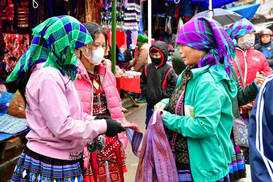 Sắc xuân tại chợ phiên vùng cao