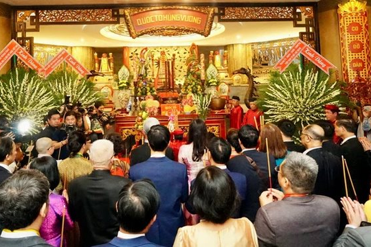 Đoàn kiều bào dâng hương các Vua Hùng