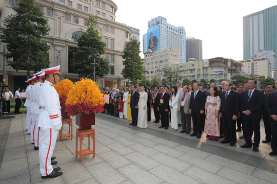 Chủ tịch nước dâng hương tưởng nhớ Chủ tịch Hồ Chí Minh 
