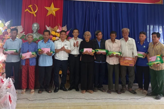 Kiểm toán nhà nước khu vực V tặng quà cho gia đình chính sách, hộ nghèo Kiểm toán nhà nước khu vực V tặng quà cho gia đình chính sách, hộ nghèo