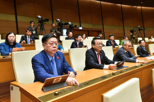 Chủ tịch Quốc hội ký chứng thực Luật Đất đai (sửa đổi) và Luật Các tổ chức tín dụng (sửa đổi)