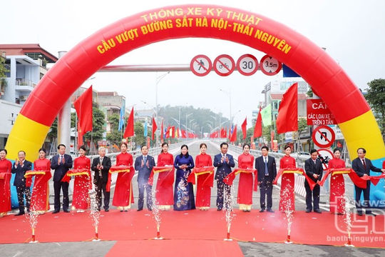 Chính thức thông xe cầu vượt đường sắt Hà Nội - Thái Nguyên