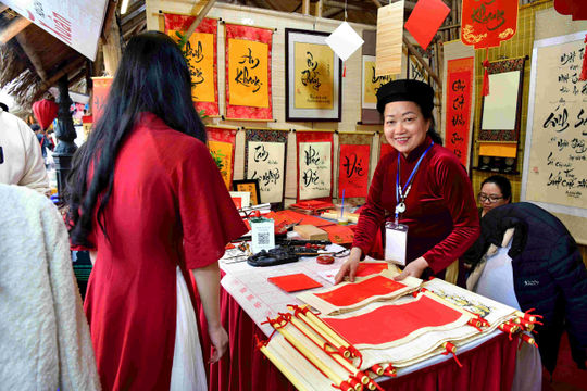 Dòng người trẩy hội, xin chữ đầu Xuân tại Văn Miếu - Quốc Tử Giám 