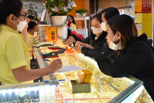 Giá vàng SJC, vàng nhẫn tăng cao, có nên mua "lướt sóng" ngày Thần Tài?