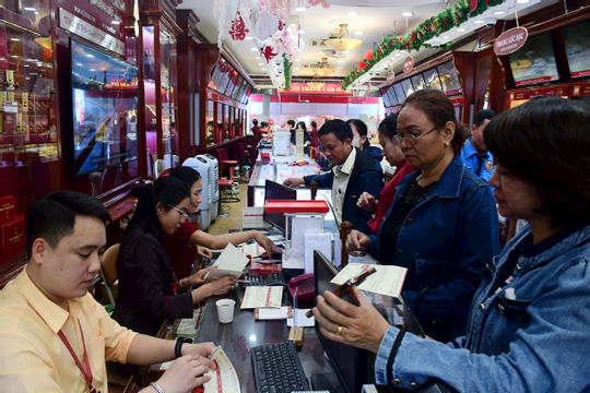 Nhộn phịp phố vàng ngày vía Thần Tài