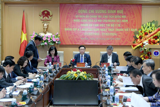 Chủ tịch Quốc hội: Ngành y tế đang đứng trước cơ hội để phát triển Chủ tịch Quốc hội: Ngành y tế đang đứng trước cơ hội để phát triển