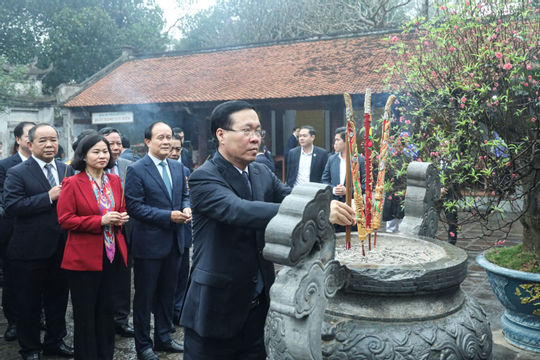 Chủ tịch nước dâng hương tưởng niệm Đức vua An Dương Vương Chủ tịch nước dâng hương tưởng niệm Đức vua An Dương Vương