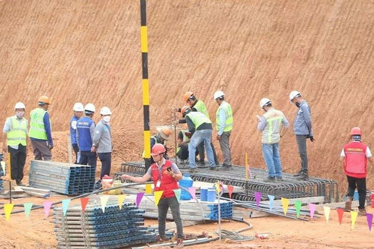 Quyết liệt giải ngân gần 6 ngàn tỷ đồng vốn cho các công trình, dự án trọng điểm Quyết liệt giải ngân gần 6 ngàn tỷ đồng vốn cho các công trình, dự án trọng điểm