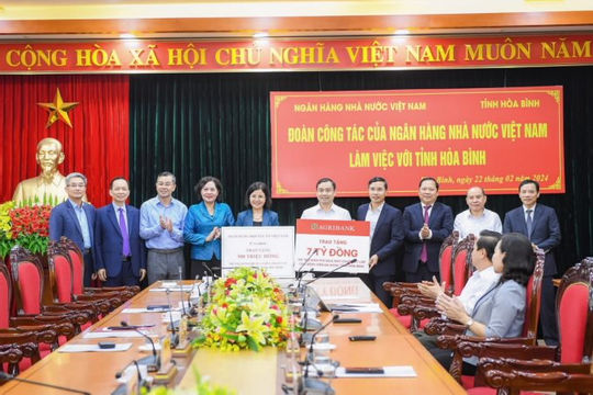 Tổng Kiểm toán nhà nước Ngô Văn Tuấn trao quà an sinh tại Hòa Bình