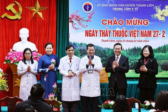 Chủ tịch nước thăm, chúc mừng các y, bác sỹ tại tỉnh Hà Nam