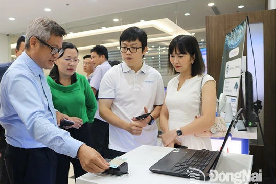 Đẩy nhanh tiến độ chuyển đổi số