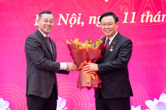 Trao Huy hiệu 40 năm tuổi Đảng tặng Chủ tịch Quốc hội Vương Đình Huệ