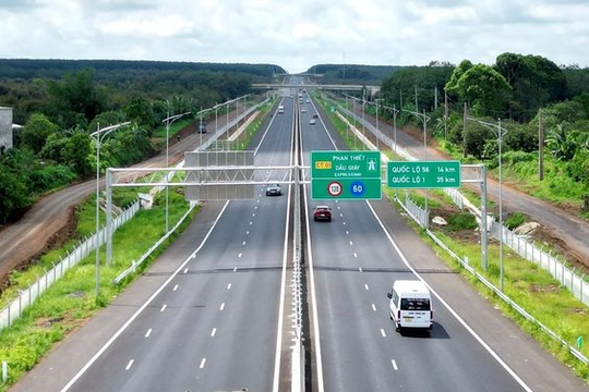 Đường cao tốc phải có tối thiểu 4 làn xe, tốc độ tối đa 120km/h