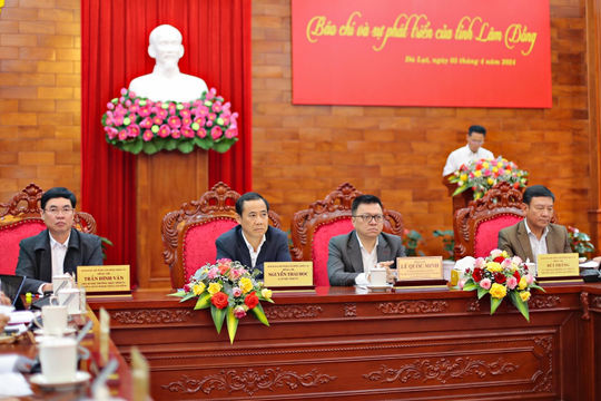 Minh bạch, chủ động thông tin những vấn đề mà dư luận quan tâm Minh bạch, chủ động thông tin những vấn đề mà dư luận quan tâm