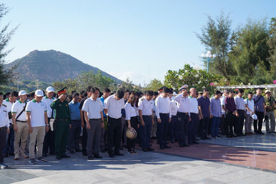 Đoàn Công tác Kiểm toán nhà nước dâng hương tưởng niệm các Anh hùng liệt sĩ tại Khánh Hòa Đoàn Công tác Kiểm toán nhà nước dâng hương tưởng niệm các Anh hùng liệt sĩ tại Khánh Hòa