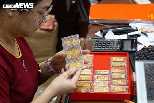 Cơ quan quản lý không vào cuộc, giá vàng sẽ còn 'điên loạn' Cơ quan quản lý không vào cuộc, giá vàng sẽ còn 'điên loạn'
