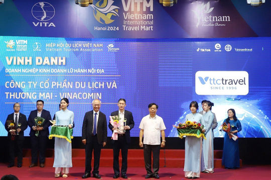 Tôn vinh 282 doanh nghiệp và cá nhân có đóng góp nổi bật cho ngành du lịch Tôn vinh 282 doanh nghiệp và cá nhân có đóng góp nổi bật cho ngành du lịch