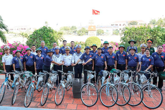 Đoàn công tác số 7 hoàn thành tốt nhiệm vụ thăm quân và dân Trường Sa