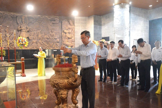 Tổng Kiểm toán nhà nước dâng hương tại Đền thờ Vua Hùng và làm việc với các địa phương