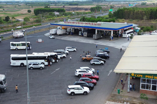 Gấp rút bố trí bãi đỗ xe và công trình vệ sinh tạm trên cao tốc