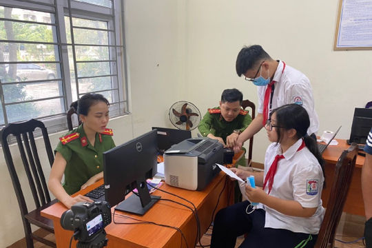 Người từ 06 tuổi trở lên phải thực hiện thu nhận thông tin nhân dạng và thông tin sinh trắc học Người từ 06 tuổi trở lên phải thực hiện thu nhận thông tin nhân dạng và thông tin sinh trắc học