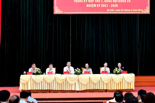 Đồng chí Trương Thị Mai cùng Đoàn Đại biểu quốc hội tiếp xúc cử tri tại tỉnh Hòa Bình