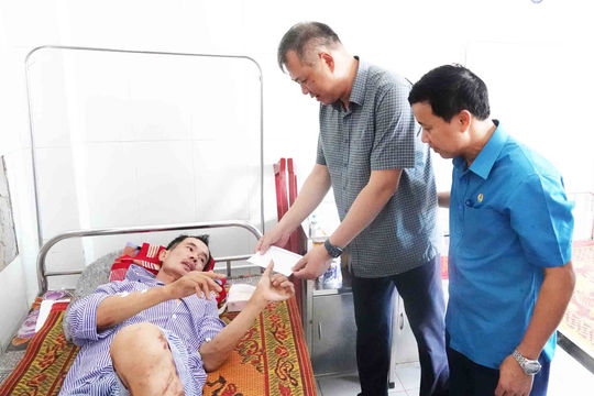 Thăm hỏi, hỗ trợ kịp thời nạn nhân vụ sạt lở đất ở Hà Tĩnh Thăm hỏi, hỗ trợ kịp thời nạn nhân vụ sạt lở đất ở Hà Tĩnh