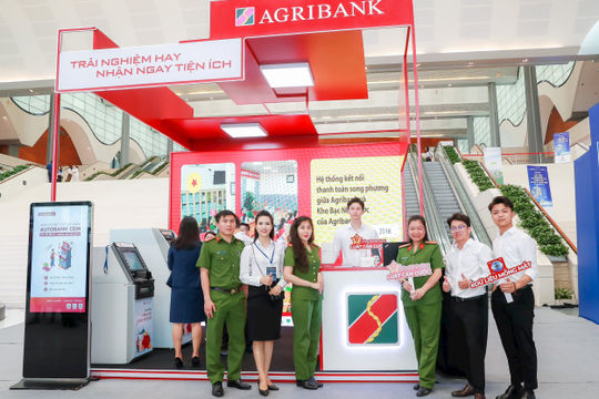 Agribank trình diễn 6 dịch vụ vượt trội tại sự kiện Chuyển đổi số ngành Ngân hàng năm 2024 Agribank trình diễn 6 dịch vụ vượt trội tại sự kiện Chuyển đổi số ngành Ngân hàng năm 2024