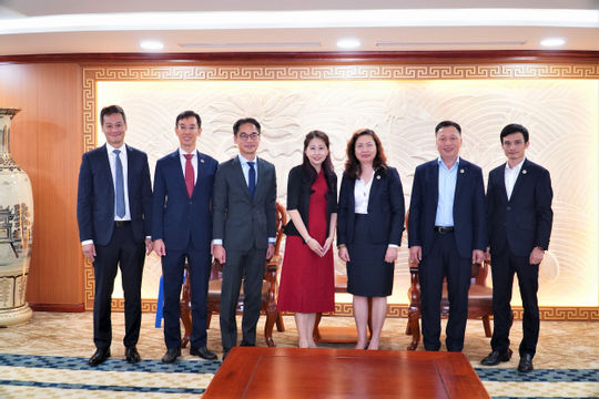 Chủ tịch UBCKNN tiếp, làm việc với Cơ quan quản lý tiền tệ Singapore