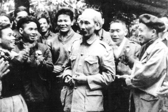 Chủ tịch Hồ Chí Minh: “Sức có mạnh mới gánh được nặng và đi được xa”