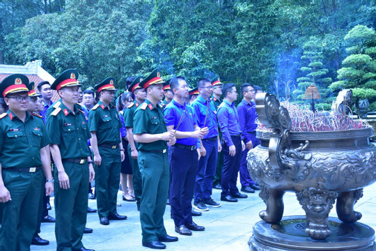 Đoàn Thanh niên Kiểm toán nhà nước dâng hương tưởng niệm Chủ tịch Hồ Chí Minh tại Khu Di tích lịch sử Đá Chông Đoàn Thanh niên Kiểm toán nhà nước dâng hương tưởng niệm Chủ tịch Hồ Chí Minh tại Khu Di tích lịch sử Đá Chông