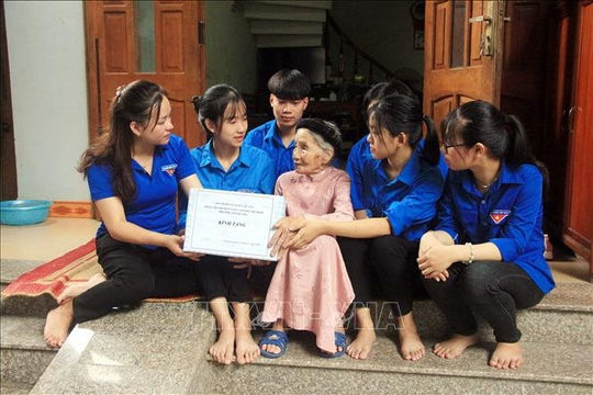 Trình Chủ tịch nước tặng quà người có công nhân dịp 77 năm ngày Thương binh - Liệt sĩ