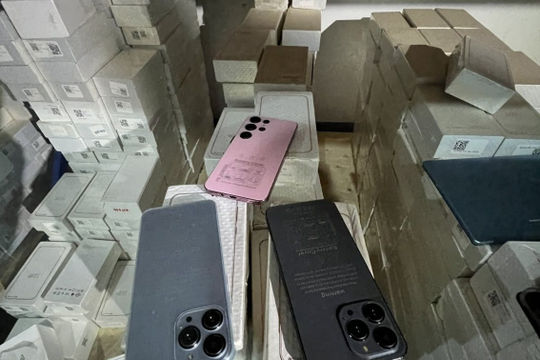 Hà Nội: Phát hiện và điều tra lô điện thoại Iphone lớn có dấu hiệu vi phạm Hà Nội: Phát hiện và điều tra lô điện thoại Iphone lớn có dấu hiệu vi phạm