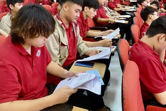 Trang bị kiến thức pháp luật về lao động và bảo hiểm xã hội cho sinh viên