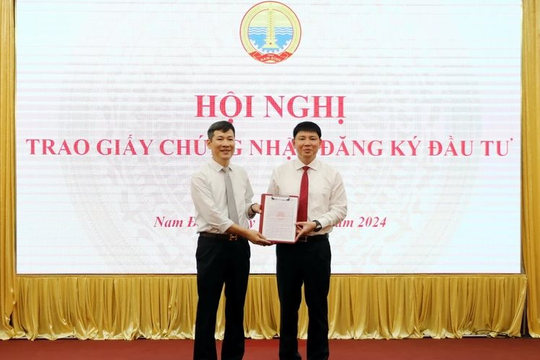 Trao giấy chứng nhận đầu tư Nhà máy sản xuất giấy bao bì công nghệ cao