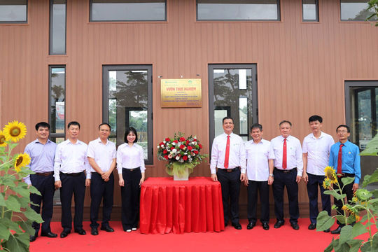 Supe Lâm Thao: Gắn biển khánh thành công trình kỷ niệm 55 năm Ngày truyền thống ngành Hóa chất Việt Nam 