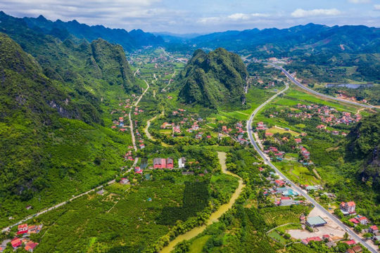 Lạng Sơn phấn đấu đưa du lịch trở thành ngành kinh tế mũi nhọn vào năm 2030. Lạng Sơn phấn đấu đưa du lịch trở thành ngành kinh tế mũi nhọn vào năm 2030.