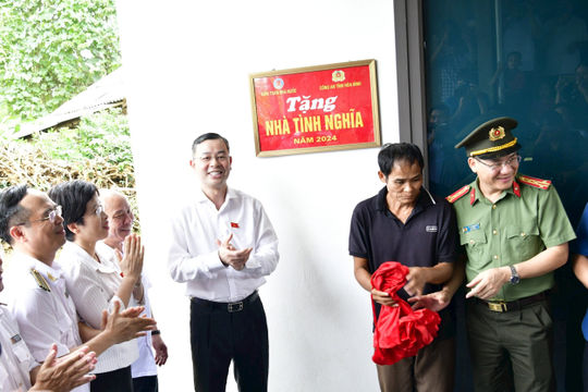 Trao nhà tình nghĩa nhân kỷ niệm 77 năm ngày thương binh liệt sĩ  Trao nhà tình nghĩa nhân kỷ niệm 77 năm ngày thương binh liệt sĩ