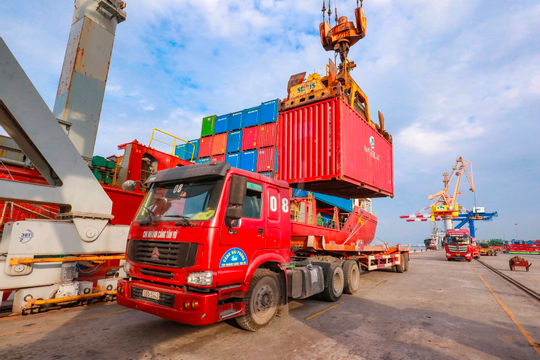 Vận tải hàng hóa sôi động, tăng trưởng cao