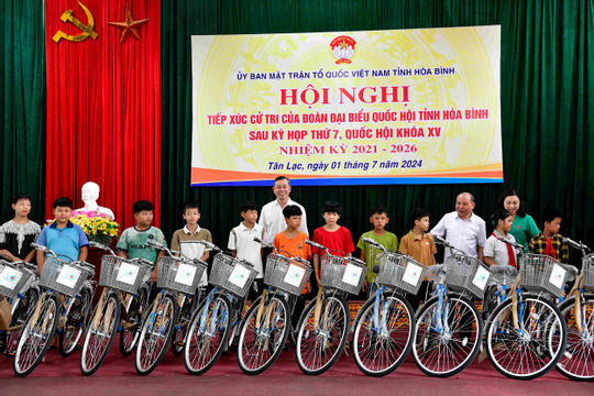 Kiểm toán nhà nước chuyên ngành V tặng xe đạp cho học sinh vùng cao có hoàn cảnh khó khăn