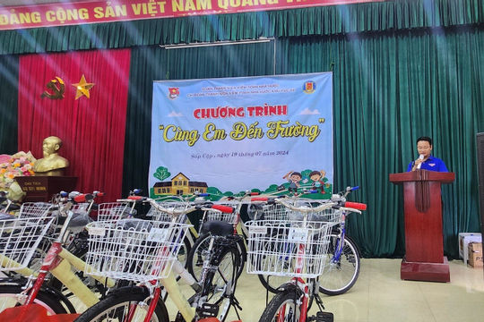 Đoàn Thanh niên Kiểm toán nhà nước khu vực VII tặng quà cho học sinh nghèo Đoàn Thanh niên Kiểm toán nhà nước khu vực VII tặng quà cho học sinh nghèo