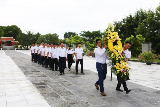 Kiểm toán nhà nước khu vực XI dâng hương tri ân các anh hùng, liệt sỹ