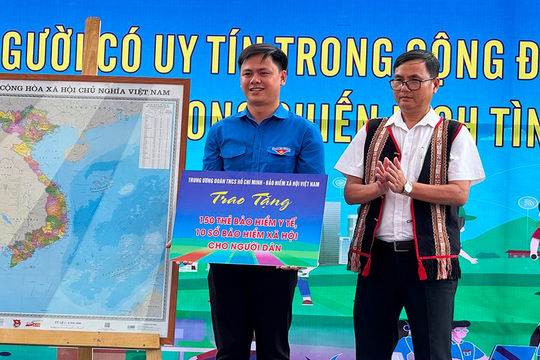 Trao tặng thẻ BHXH, bảo hiểm y tế cho người dân tỉnh Kon Tum