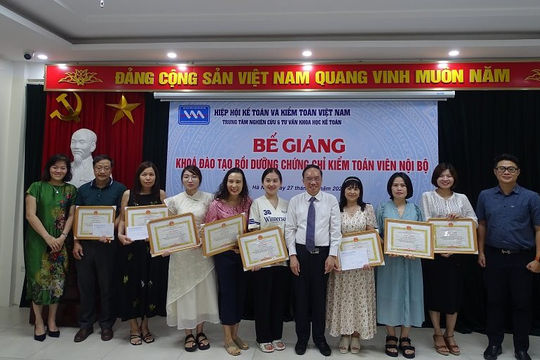 Bế giảng Khóa đào tạo bồi dưỡng chứng chỉ kiểm toán viên nội bộ  Bế giảng Khóa đào tạo bồi dưỡng chứng chỉ kiểm toán viên nội bộ